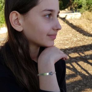 תכשיט עם משמעות, צמיד כסף עדין עם חריטה בעברית