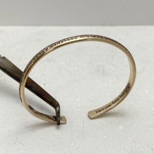 צמיד עם חריטה של אשת חיל, מתנה עם משמעות לאישה